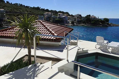 Ferienwohnung mit Pool und Meerblick