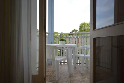 Studio mit Klimaanlage und Balkon