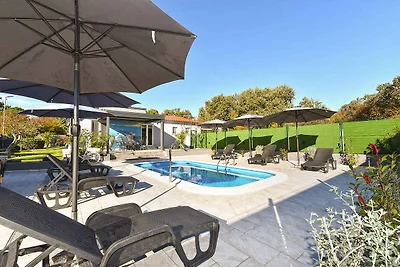 Ferienhaus mit Terrasse und Pool