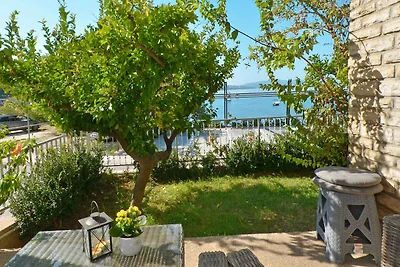 Ferienwohnung mit Terrasse, 10 m vom Meer