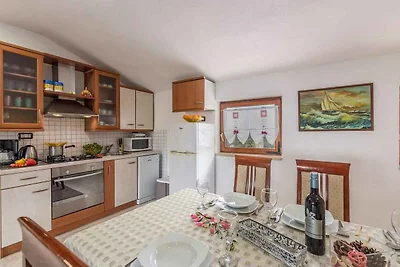 Ferienwohnung mit Pool und Garten zur gemeins