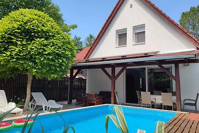 Ferienhaus mit Pool nur 200 m vom Strand