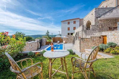 Villa mit Pool und Panoramablick