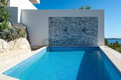 Ferienhaus mit Pool und Meerblick