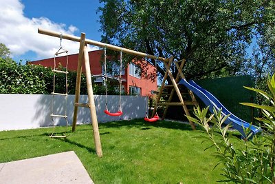 Villa mit Swimmingpool und Kinderspielplatz