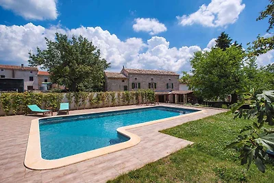 Villa mit Garten und Pool