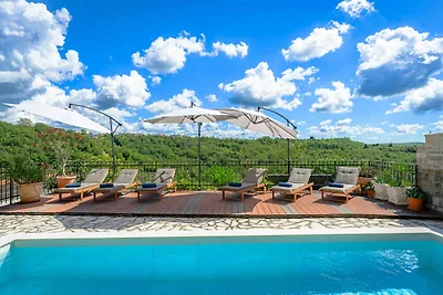 Villa mit Pool und Garten