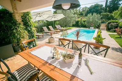 Villa mit Pool und Garten