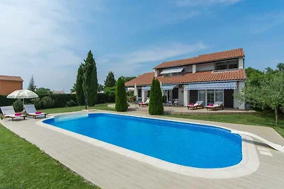 Villa mit Pool und Klimaanlage