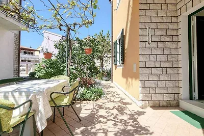Ferienwohnung mit Terrasse 100 m vom Strand