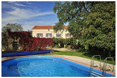 Ferienhaus mit Pool und Grill