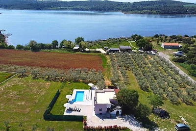 Villa mit Swimmingpool und grossem Garten