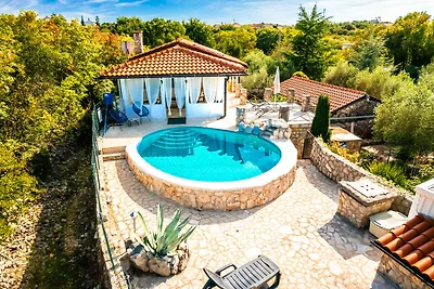 Villa mit Pool und Klimaanlage