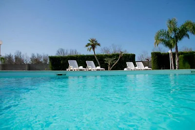Villa mit Aussenpool und Internet