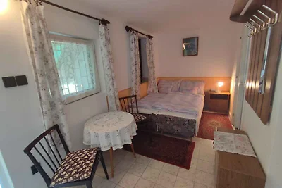 Ferienhaus mit Gartenmöbeln in der Nähe vom