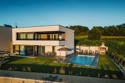 Villa mit Klimaanlage und Aussenpool