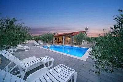 Ferienhaus mit Pool und Grill