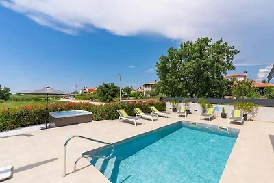 Villa Lucia mit Whirlpool und privatem Pool i
