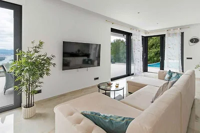 Villa mit Infinity-Pool und Sauna