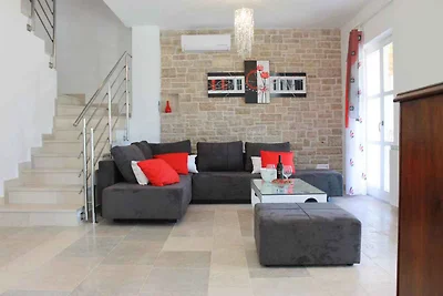 Ferienhaus mit Aussenpool und Grill