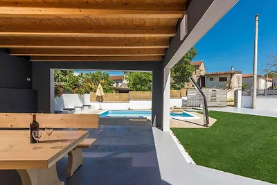 Villa mit Pool und Klimaanlage