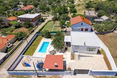 Ferienhaus Mit Terasse und Pool