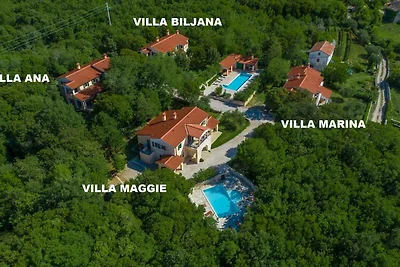 Villa mit Gemeinschaftspool und Garten