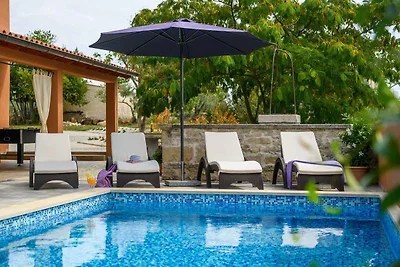 Villa mit Pool und Klimaanlage