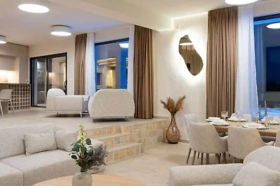 Villa mit Pool und Panoramablick