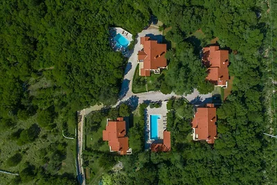 Villa mit Gemeinschaftspool und Garten