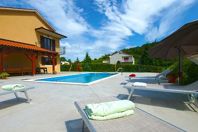 Villa mit Swimmingpool und Spielfeld