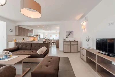 Villa modern eingerichtet mit Pool