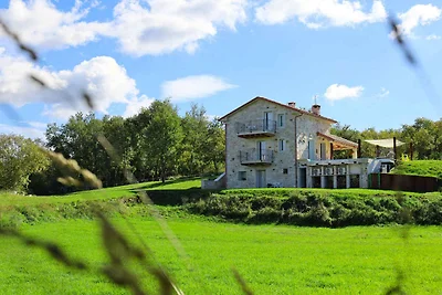 Villa mit Swimmingpool in ruhiger Umgebung