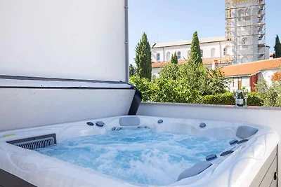 Ferienhaus mit Terrasse und Whirlpool