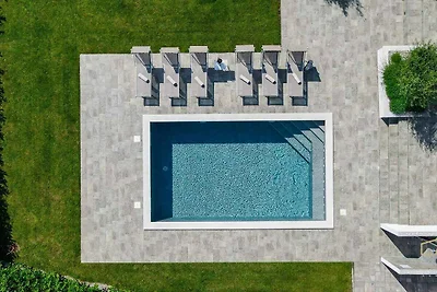 Villa mit Klimaanlage und Aussenpool