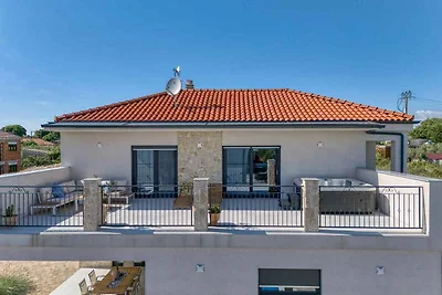 Villa mit Pool und Whirlpool