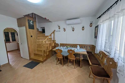 Ferienhaus mit 2 Terrassen und Pool in der Nä