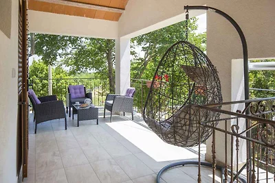 Ferienhaus mit Swimmingpool umgeben von Natur