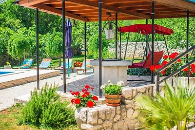 Villa mit Pool und Garten