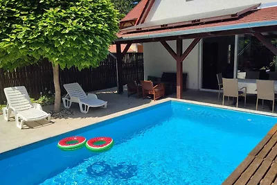 Ferienhaus mit Pool nur 200 m vom Strand