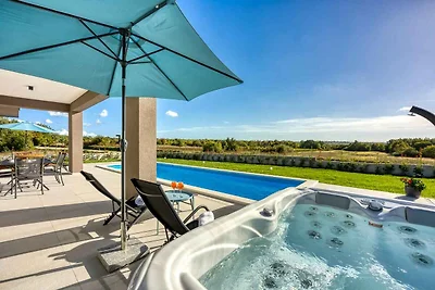 Villa mit Pool und Whirlpool