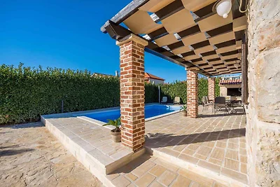 Ferienhaus mit Grillterrasse und Pool
