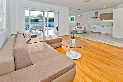 Villa mit Pool und Klimaanlage