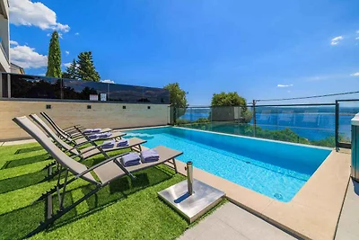 Ferienhaus mit Pool und Meerblick