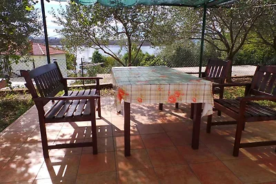Ferienwohnung mit Terrasse, nur 30m vom Meer