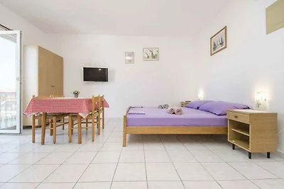 Gemütliches Studio mit Terrasse in Murter