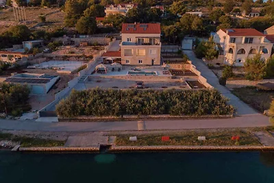 Exklusive Villa am Wasser mit privatem Pool u