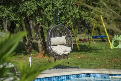 Ferienhaus mit Pool, umgeben von Natur