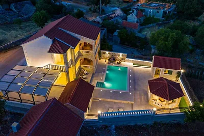 Traditionelle dalmatinische Steinvilla mit Po