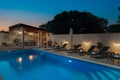 Ferienhaus mit Pool und Grill